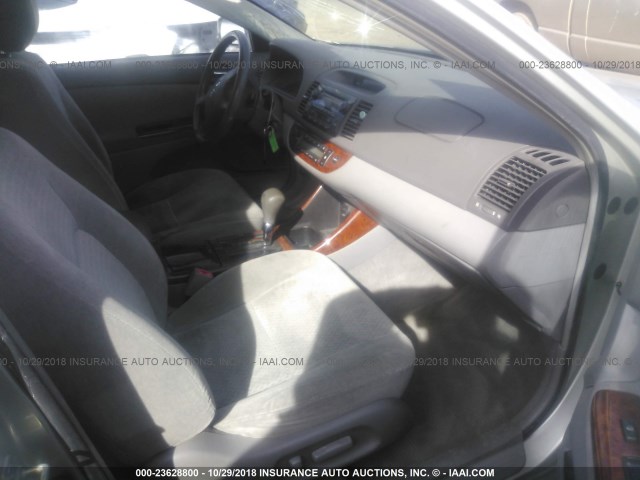 JTDBE32KX20070764 - 2002 TOYOTA CAMRY LE/XLE/SE 银色 照片 5