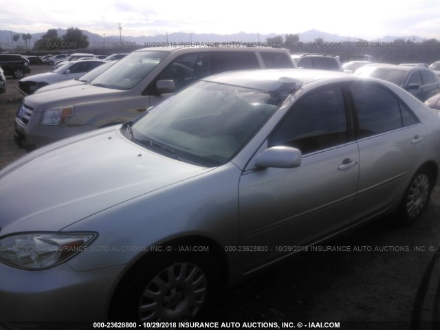 JTDBE32KX20070764 - 2002 TOYOTA CAMRY LE/XLE/SE 银色 照片 6
