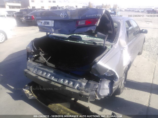 4T1BG22K1XU910527 - 1999 TOYOTA CAMRY CE/LE/XLE 灰色 照片 4