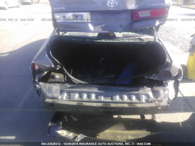 4T1BG22K1XU910527 - 1999 TOYOTA CAMRY CE/LE/XLE 灰色 照片 6