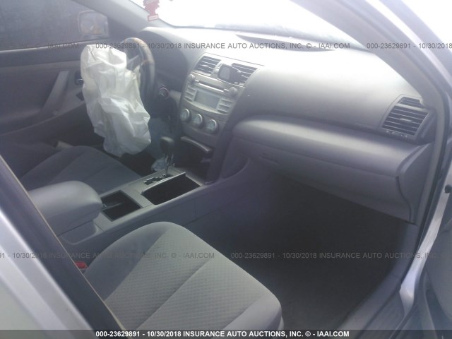 4T4BE46K19R133108 - 2009 TOYOTA CAMRY SE/LE/XLE GRAY photo 5