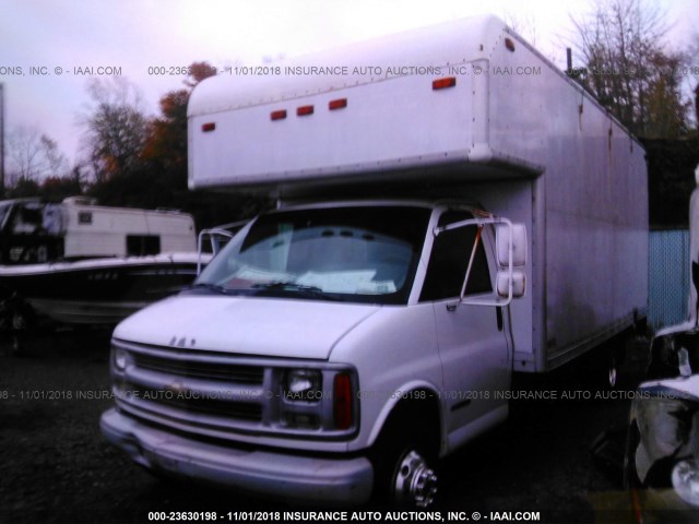 1GBJG31F5Y1122108 - 2000 CHEVROLET EXPRESS G3500  WHITE photo 2