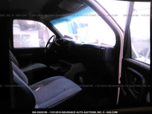 1GBJG31F5Y1122108 - 2000 CHEVROLET EXPRESS G3500  WHITE photo 5