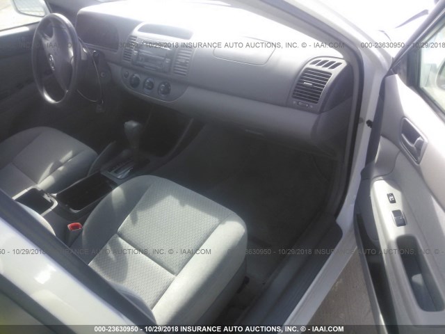 4T1BE32K54U285363 - 2004 TOYOTA CAMRY LE/XLE/SE WHITE photo 5