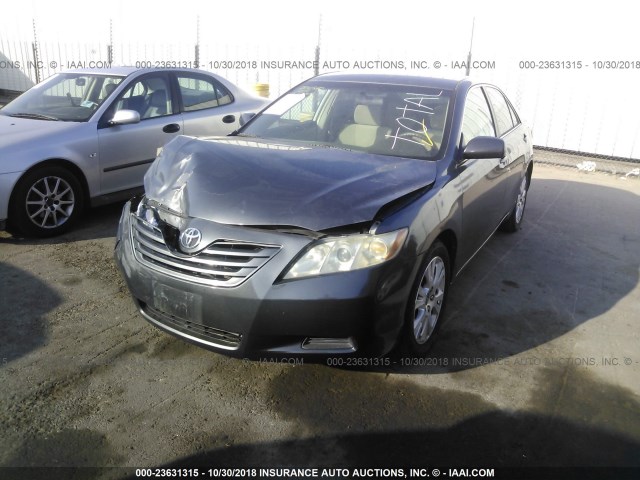 4T1BK46K27U505345 - 2007 TOYOTA CAMRY NEW GENERAT LE/XLE/SE GRAY photo 2