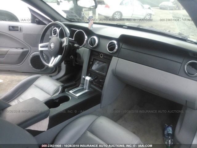 1ZVFT84N065222259 - 2006 FORD MUSTANG SILVER photo 5