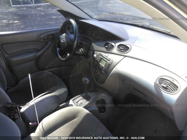 1FAFP34P13W304377 - 2003 FORD FOCUS SE/SE COMFORT/SE SPORT WHITE photo 5