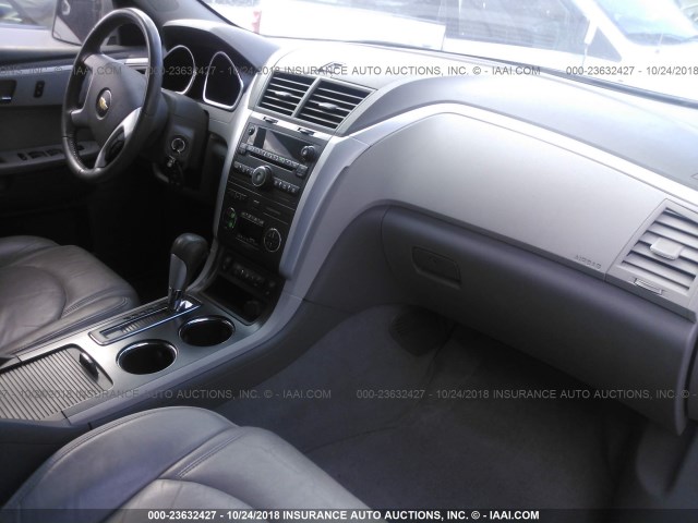 1GNKRJED9BJ418982 - 2011 CHEVROLET TRAVERSE LT SILVER photo 5