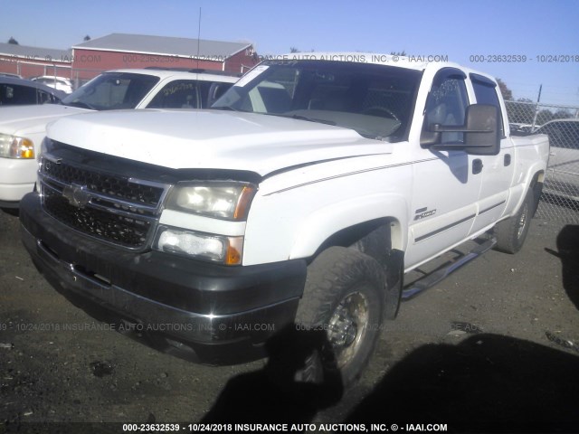 1GCHK23D26F248070 - 2006 CHEVROLET SILVERADO K2500 HEAVY DUTY WHITE photo 2