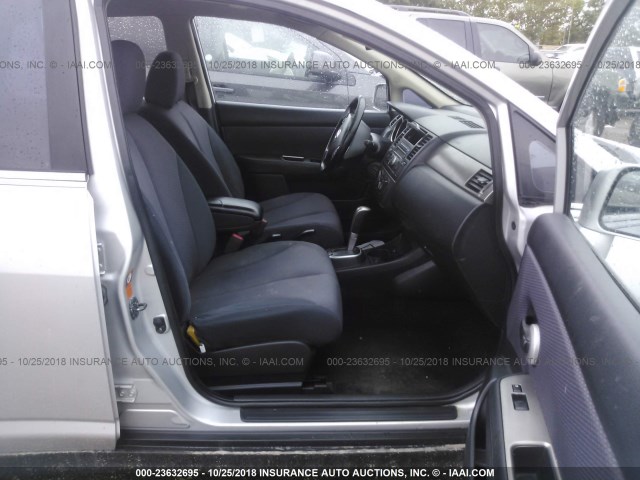 3N1BC11E18L370780 - 2008 NISSAN VERSA S/SL SILVER photo 5