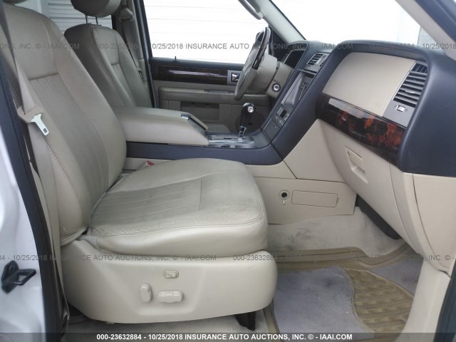 5LMFU27505LJ13232 - 2005 LINCOLN NAVIGATOR 白色 照片 5
