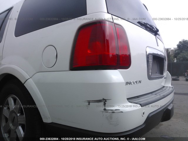 5LMFU27505LJ13232 - 2005 LINCOLN NAVIGATOR 白色 照片 6