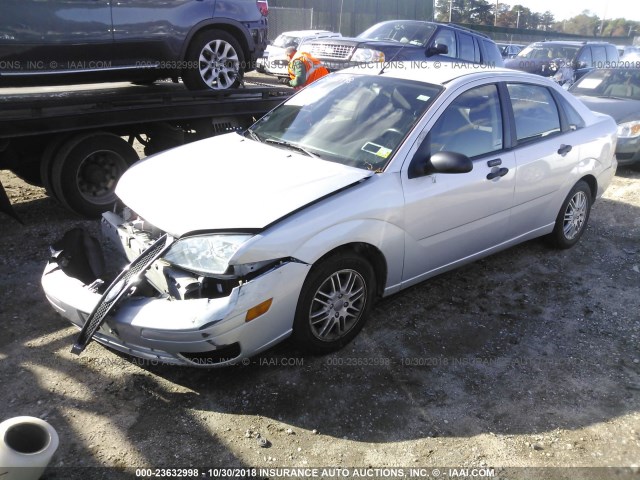 1FAFP34N56W128310 - 2006 FORD FOCUS ZX4 SILVER photo 2