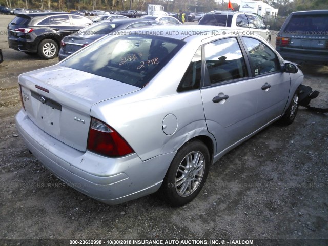 1FAFP34N56W128310 - 2006 FORD FOCUS ZX4 SILVER photo 4