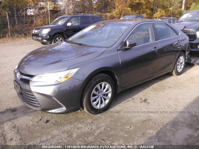 4T4BF1FK2FR491874 - 2015 TOYOTA CAMRY LE/XLE/SE/XSE GRAY photo 2