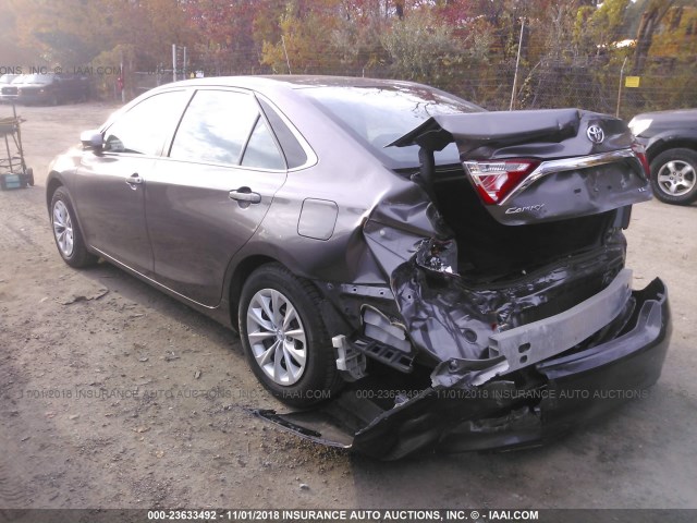 4T4BF1FK2FR491874 - 2015 TOYOTA CAMRY LE/XLE/SE/XSE GRAY photo 3