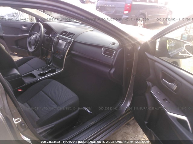 4T4BF1FK2FR491874 - 2015 TOYOTA CAMRY LE/XLE/SE/XSE GRAY photo 5