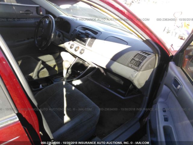 JTDBE32K440255119 - 2004 TOYOTA CAMRY LE/XLE RED photo 5