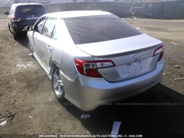 4T1BF1FK6EU319422 - 2014 TOYOTA CAMRY L/SE/LE/XLE Gümüş foto 3
