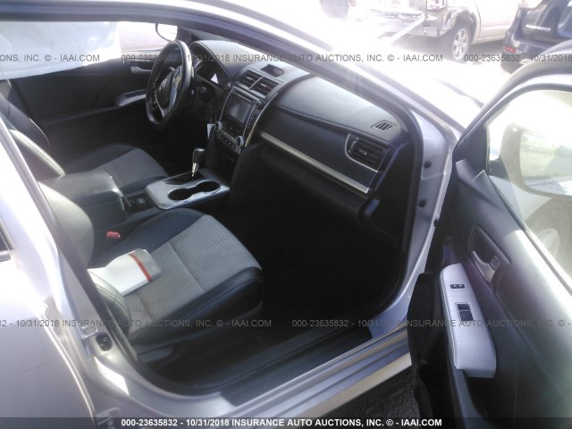4T1BF1FK6EU319422 - 2014 TOYOTA CAMRY L/SE/LE/XLE Gümüş foto 5