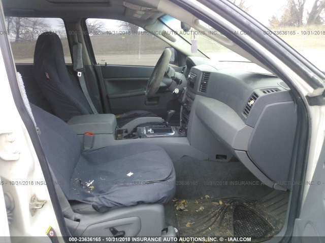 1J8HR48NX5C725393 - 2005 JEEP GRAND CHEROKEE LAREDO/COLUMBIA/FREEDOM 白色 照片 5