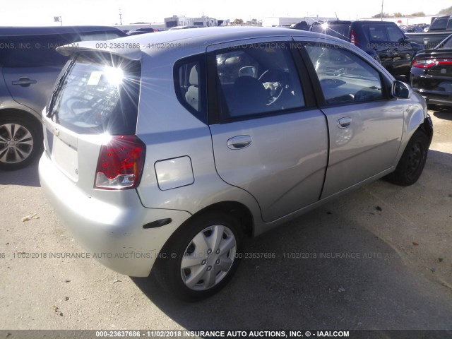 KL1TD62625B313074 - 2005 CHEVROLET AVEO LS SILVER photo 4