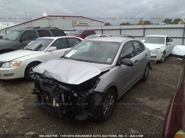 3KPA24ABXJE050452 - 2018 KIA RIO LX/S SILVER photo 2