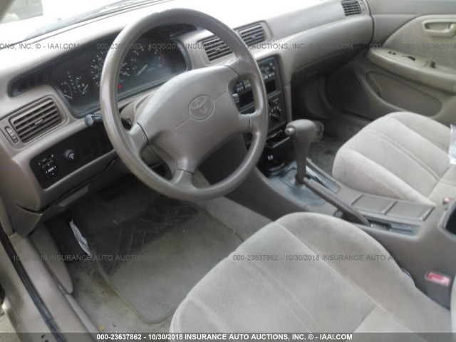 4T1BG22K1WU280426 - 1998 TOYOTA CAMRY CE/LE/XLE 米色 照片 5