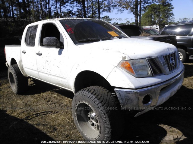 1N6AD07W15C432635 - 2005 NISSAN FRONTIER CREW CAB LE/SE/OFF ROAD WHITE photo 1