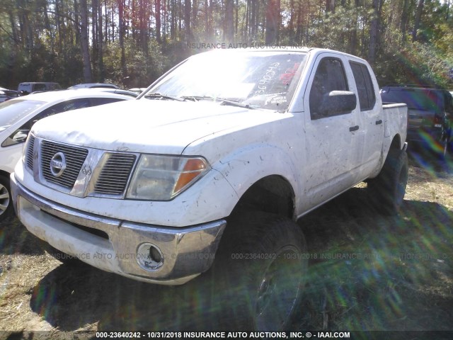 1N6AD07W15C432635 - 2005 NISSAN FRONTIER CREW CAB LE/SE/OFF ROAD WHITE photo 2