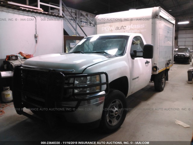 1GB0CVCG4CF215755 - 2012 CHEVROLET SILVERADO C2500 HEAVY DUTY WHITE photo 2