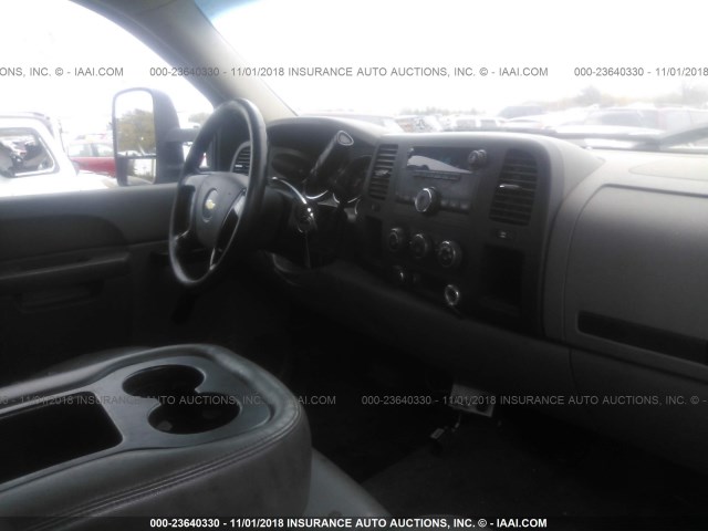 1GB0CVCG4CF215755 - 2012 CHEVROLET SILVERADO C2500 HEAVY DUTY WHITE photo 5