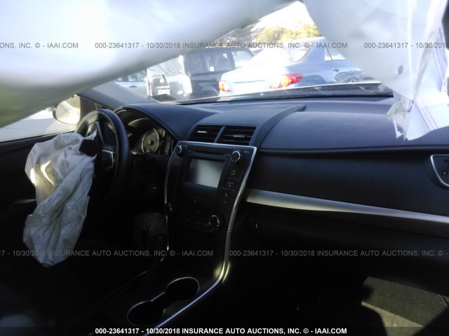 4T1BF1FK7HU329607 - 2017 TOYOTA CAMRY LE/XLE/SE/XSE 黑色 照片 5