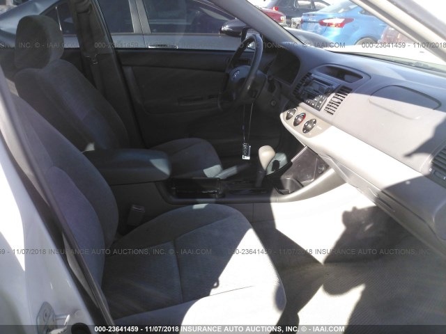 4T1BF32K32U007555 - 2002 TOYOTA CAMRY LE/XLE/SE WHITE photo 5