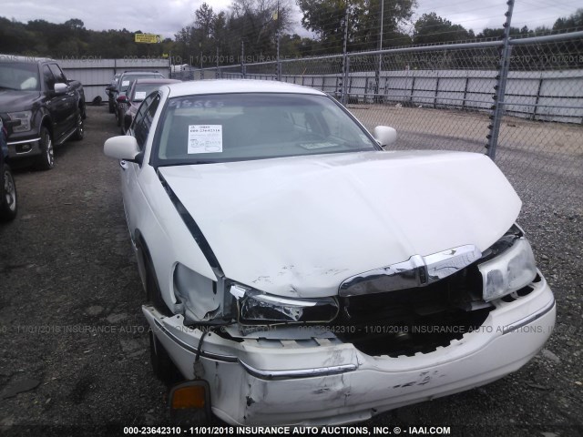 1LNHM83W5YY934072 - 2000 LINCOLN TOWN CAR CARTIER WHITE photo 1