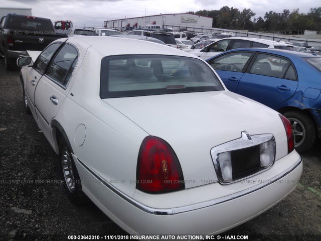 1LNHM83W5YY934072 - 2000 LINCOLN TOWN CAR CARTIER WHITE photo 3