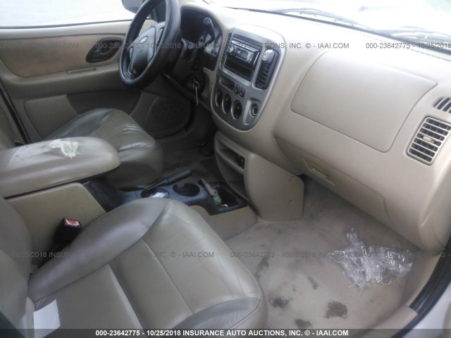 1FMCU04104KB12209 - 2004 FORD ESCAPE LIMITED SILVER photo 5