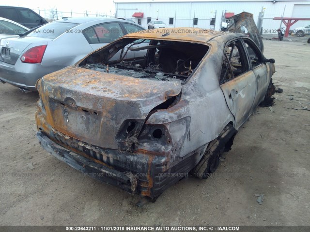 4T4BF3EKXBR183486 - 2011 TOYOTA CAMRY SE/LE/XLE ვერცხლისფერი ფოტო 4