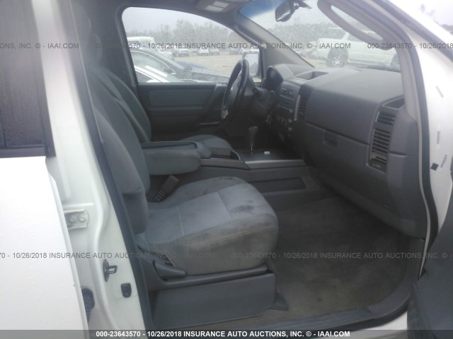 5N1AA08AX5N704050 - 2005 NISSAN ARMADA SE/LE WHITE photo 5