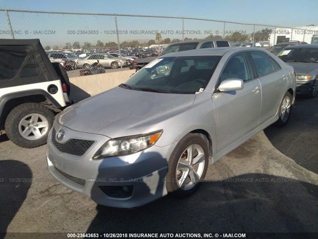 4T1BF3EK3BU160335 - 2011 TOYOTA CAMRY SE/LE/XLE SILVER photo 2