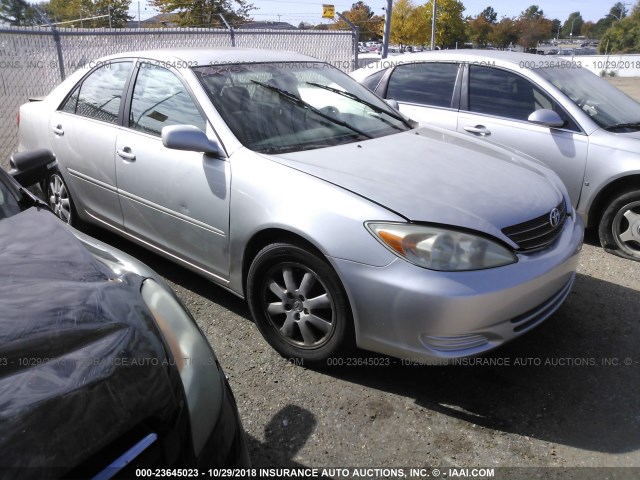 4T1BE32K92U088550 - 2002 TOYOTA CAMRY LE/XLE/SE SILVER photo 1