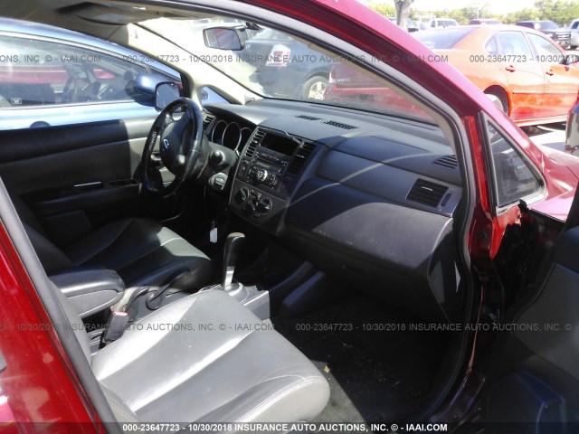 3N1BC11E08L460826 - 2008 NISSAN VERSA S/SL RED photo 5