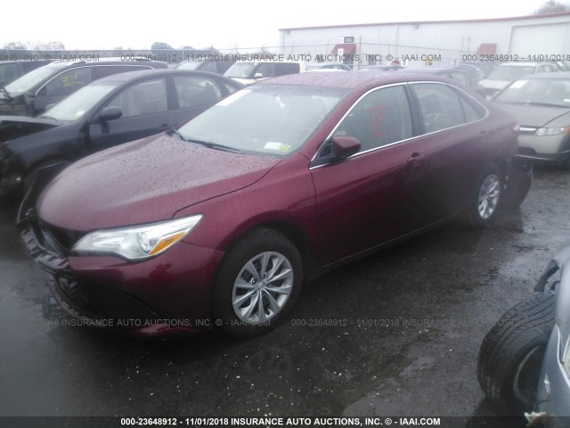 4T1BF1FK6FU907581 - 2015 TOYOTA CAMRY LE/XLE/SE/XSE RED photo 2
