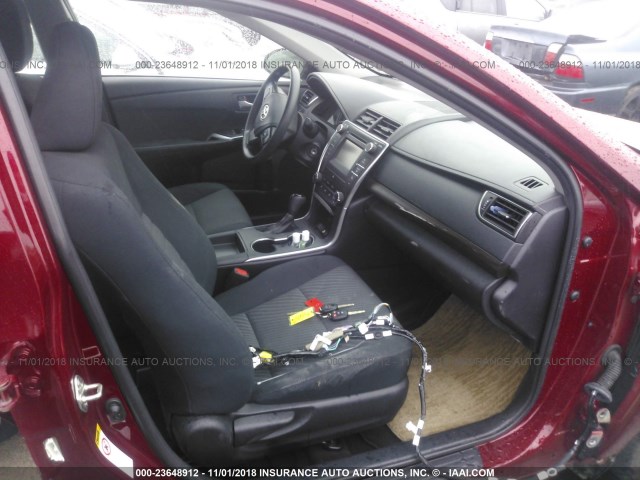4T1BF1FK6FU907581 - 2015 TOYOTA CAMRY LE/XLE/SE/XSE RED photo 5