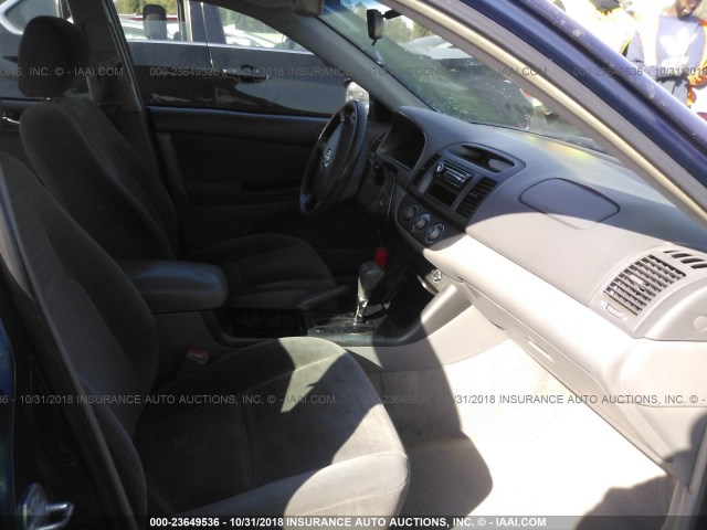 4T1BE32K55U384928 - 2005 TOYOTA CAMRY LE/XLE/SE BLUE photo 5