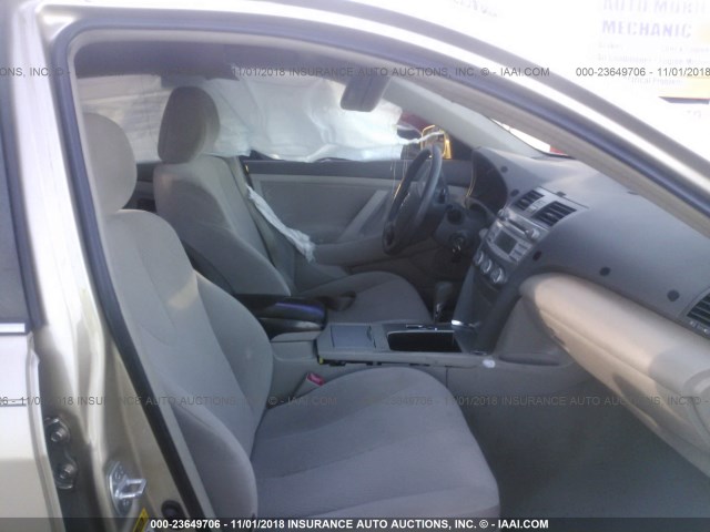4T1BF3EK5BU601365 - 2011 TOYOTA CAMRY SE/LE/XLE GOLD photo 5