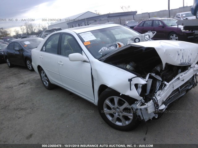 JTDBE32K940255343 - 2004 TOYOTA CAMRY LE/XLE WHITE photo 1