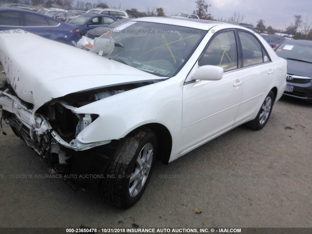 JTDBE32K940255343 - 2004 TOYOTA CAMRY LE/XLE WHITE photo 2