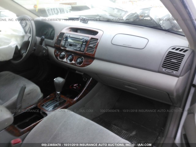 JTDBE32K940255343 - 2004 TOYOTA CAMRY LE/XLE WHITE photo 5