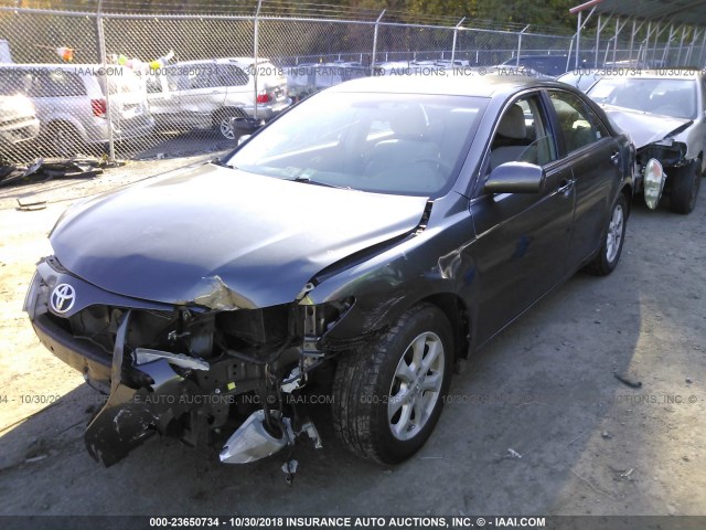 4T1BF3EK1BU120271 - 2011 TOYOTA CAMRY SE/LE/XLE ნაცრისფერი ფოტო 2